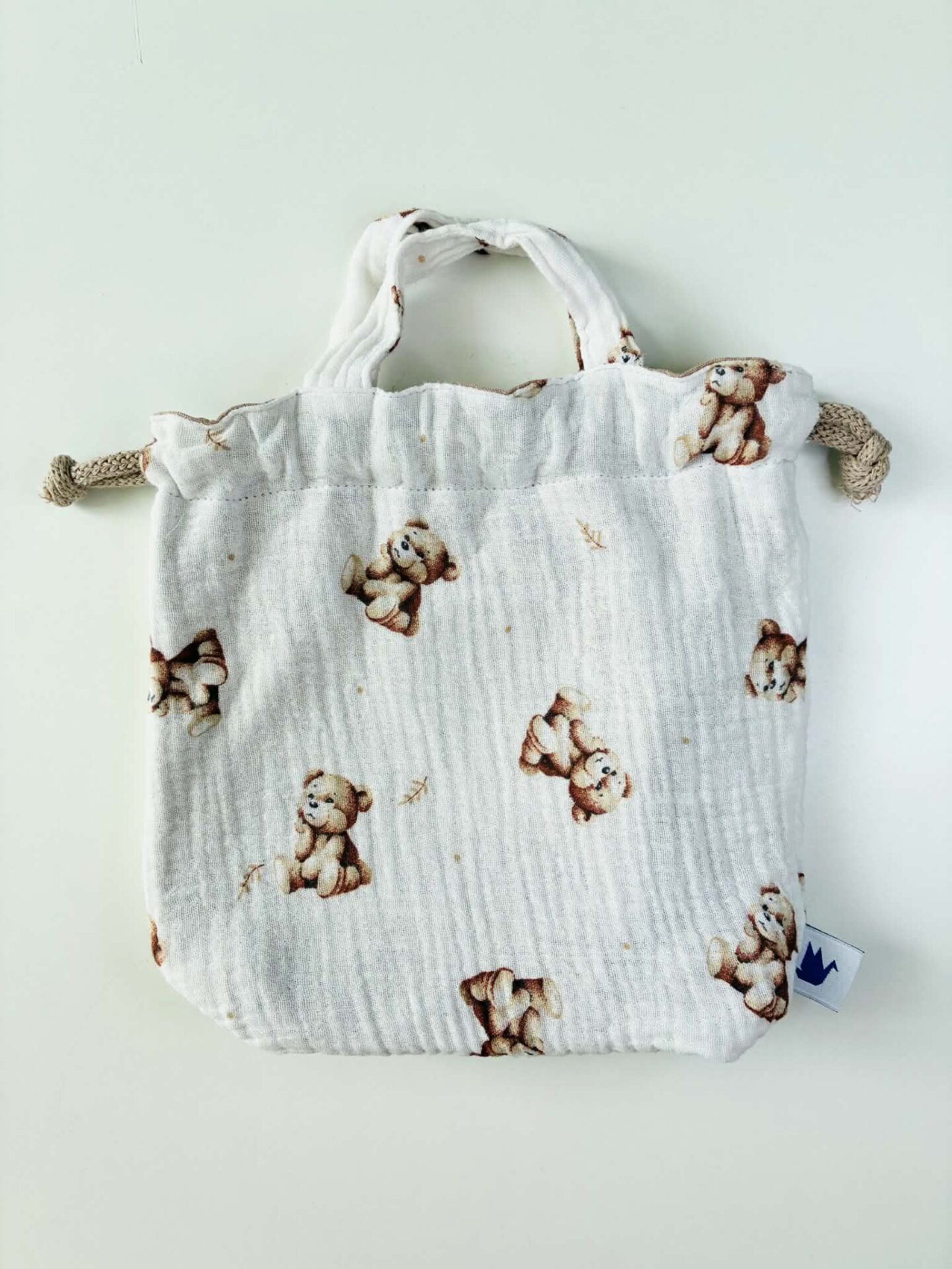 Zoom sur les finitions du sac à doudou