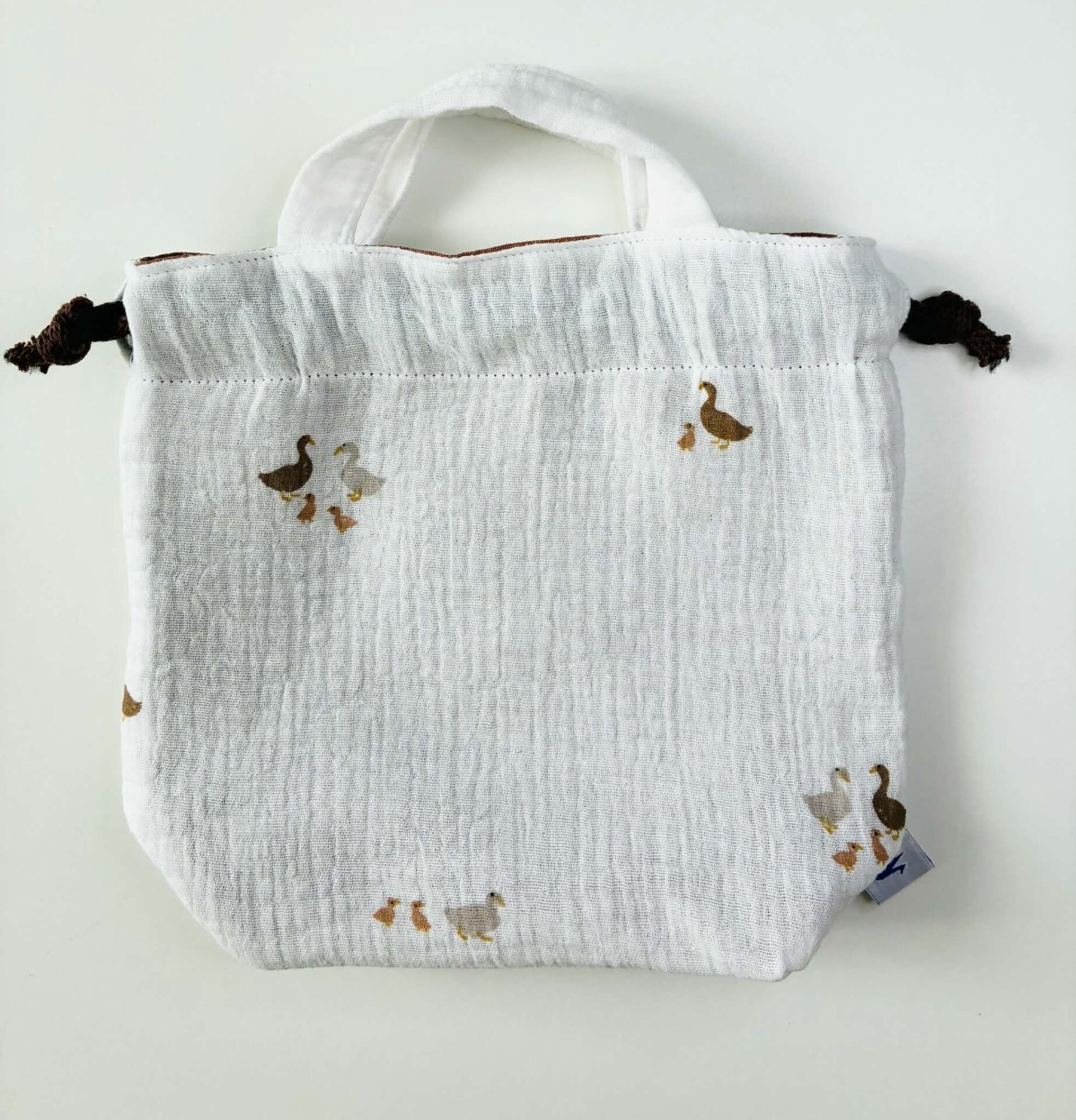 Zoom sur les finitions du sac à doudou