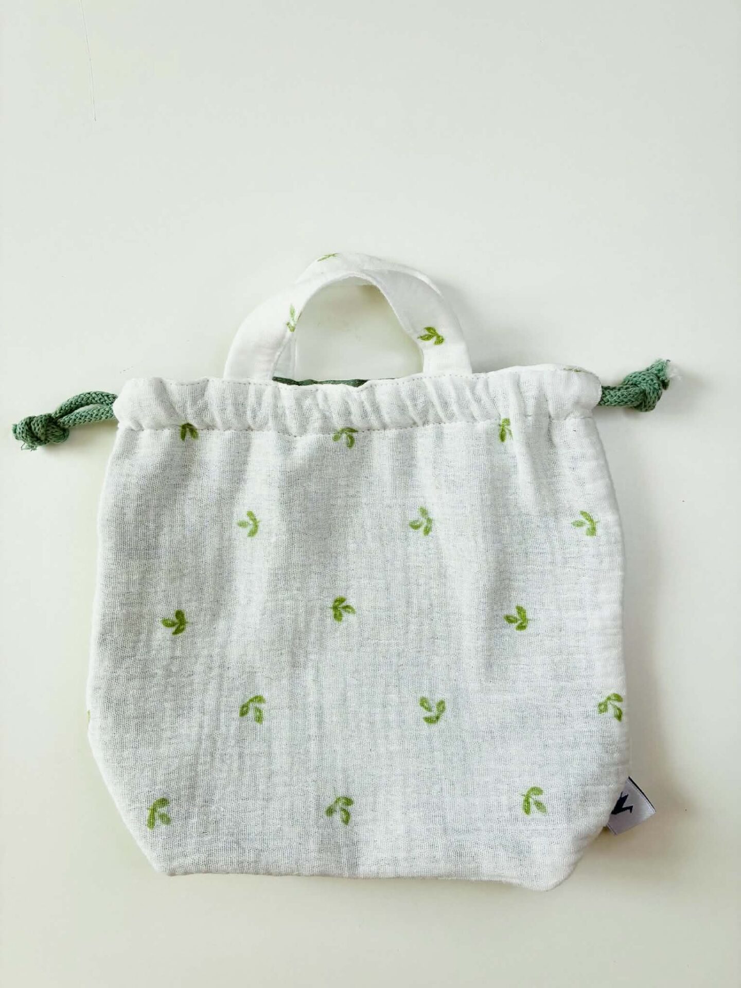 Zoom sur les finitions du sac à doudou