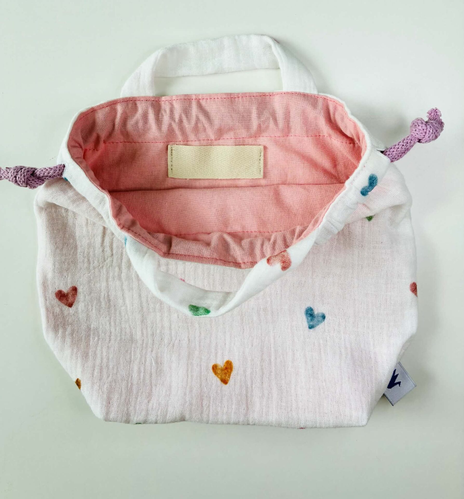 Zoom sur les finitions du sac à doudou