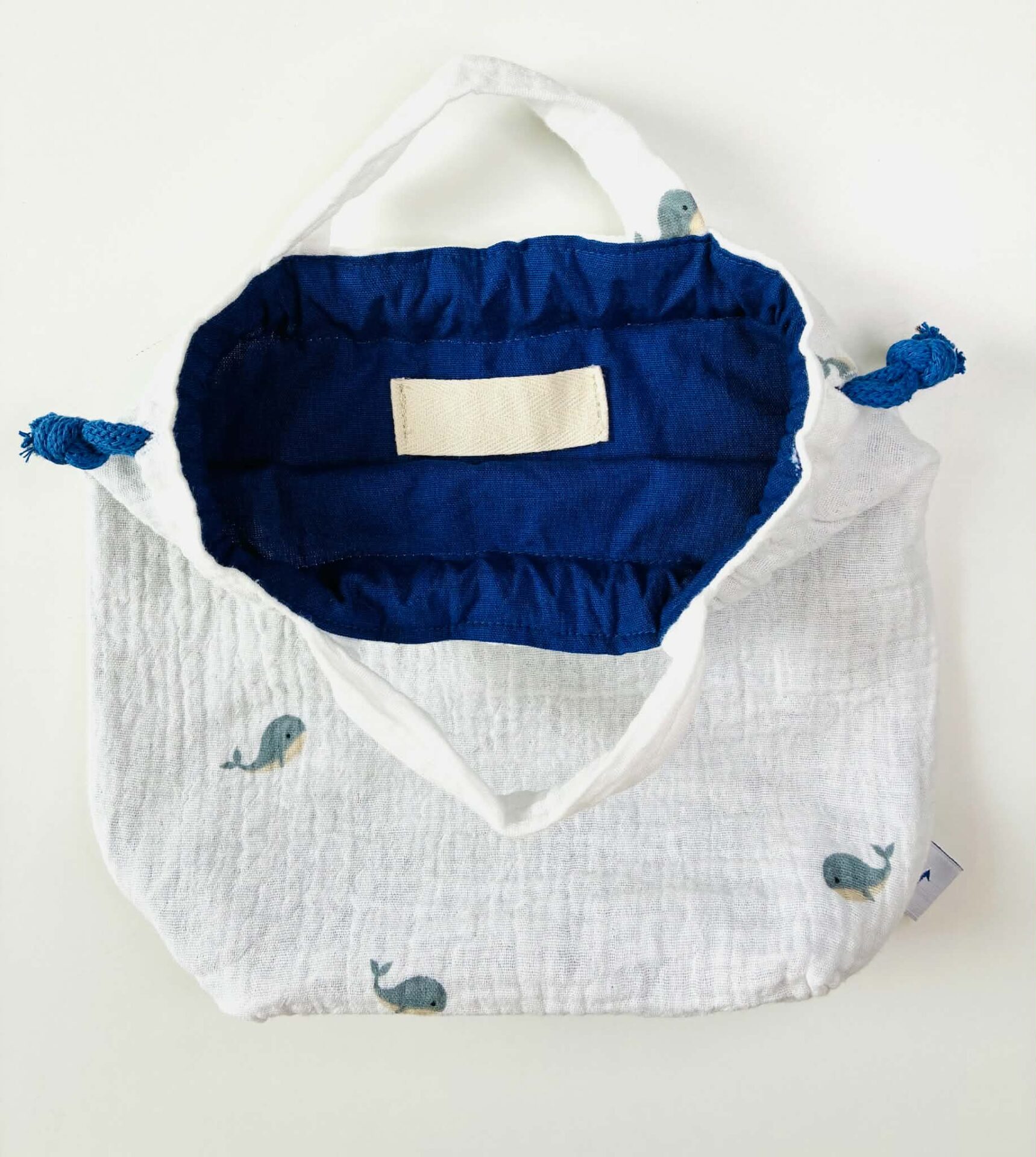 Zoom sur les finitions du sac à doudou